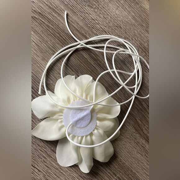 White Flower choker A169 - Picture 4 of 4